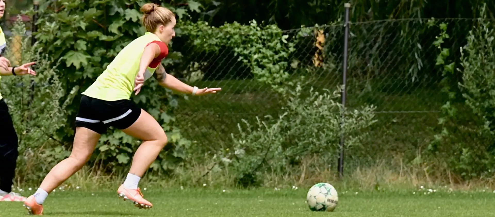 Fußballspielerin beim Off-Season-Training: Athletik- und Technikübungen auf dem Platz während der Fußball Off-Season.