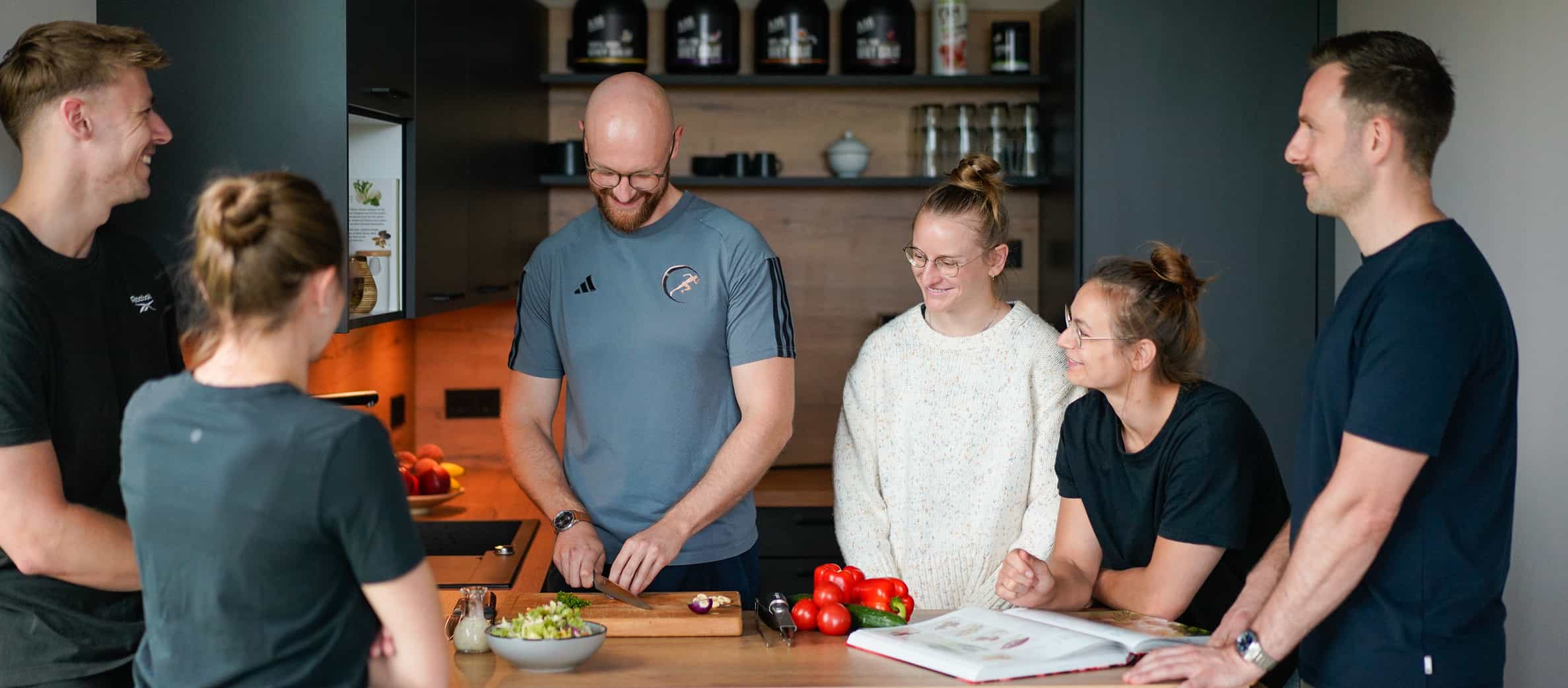 Präventionskurs Ernährung – Teilnehmer:innen lernen etwas über gesunde Lebensmittel.