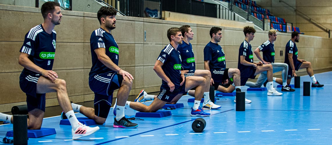 Eine Handballmannschaft beim modernen Athletiktraining im Mannschaftssport zur Vorbereitung auf die neue Saison.
