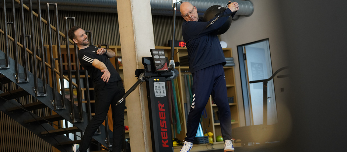 Beim Golfschwung arbeiten Beine, Hüfte, Rumpf und Oberkörper zusammen. Die Bewegung muss gut abgestimmt sein, und in kurzer Zeit soll viel Geschwindigkeit entstehen. Krafttraining verbessert dafür körperliche Voraussetzungen. Damit sich diese auf den Ball übertragen, bleibt die Arbeit an der Schwungtechnik genauso wichtig.