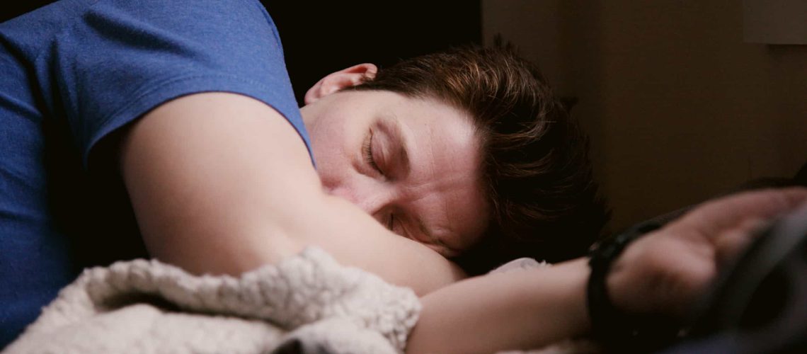 Schlafender Mann regeneriert im Schlaf – Symbol für erholsamen Schlaf und Regeneration