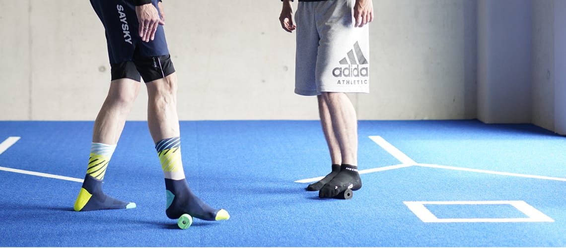 Schmerzen unter der Fußsohle? Erfahre, welche Ursachen dahinterstecken und wie du mit gezielten Übungen und Triggerpunktmassagen deine Füße entlasten kannst. Jetzt Tipps entdecken!